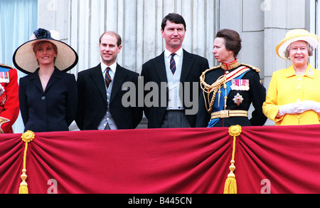 Sophie Rhys Jones e il suo fidanzato Prince Edward con la Principessa Anna e il marito Tim Taylor e Queen Elizabeth guardando trooping Foto Stock