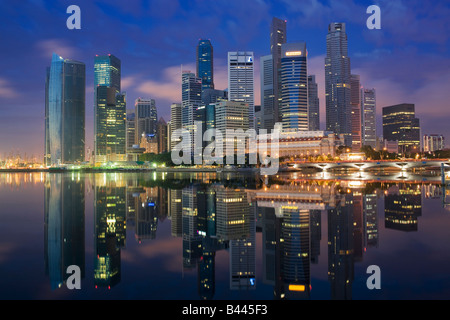 Asia Singapore Singapore Skyline distretto finanziario al crepuscolo Foto Stock