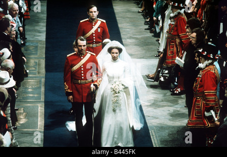 Royal Wedding Princess Anne e il Capitano Mark Phillips lasciando la chiesa dopo la cerimonia di nozze Novembre 1973 Foto Stock