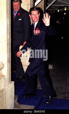 Il principe Charles arriva presso la Royal Albert Hall per il British Legion s Festival di servizio ricordo Novembre 1995 Foto Stock