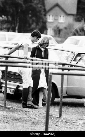 Il principe Charles con amico Camilla Parker Bowles ad una partita di polo nel parco auto Giugno 1975 Foto Stock