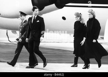 Tormentato dal dolore il Principe Carlo la Principessa Diana e la duchessa di York ha portato a casa il corpo del loro amico grandi Hugh Lindsay Foto Stock