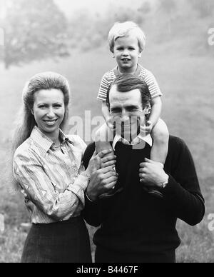 La principessa Anna e il marito capitano Mark Phillips con il loro figlio Peter phillips sul suo papà s spalle Agosto 1980 Foto Stock