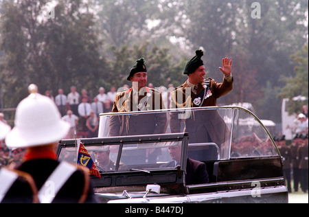 VJ giorno Commemerations Belfast Irlanda del Nord Agosto 95 il Duca di York sorge in un esercito open top jeep durante l'ispezione Foto Stock