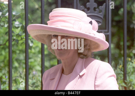 Camilla Parker Bowles frequentando il matrimonio della sua amica Samantha Shaw che è stato scelto per la progettazione di un abito per Miss Rhys Jones Foto Stock