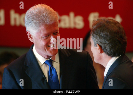 Labour Party Conference Ottobre 2002 Blackpool Bill Clinton condivide una barzelletta con Tony Blair PM Primo Ministro prima di effettuare intervento Foto Stock