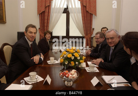 Il primo ministro Tony Blair Novembre 2002 nei colloqui con il polacco Leszek Miller in mugnai ufficio privato Foto Stock