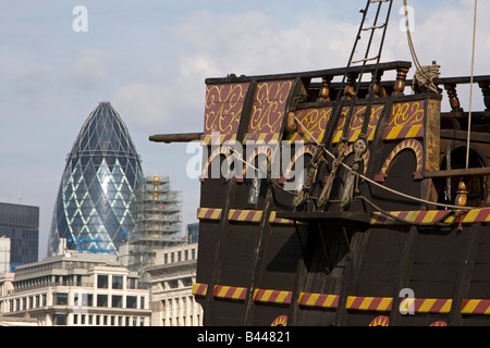 La replica della Golden Hind ancorata in St Mary Overie Dock, Londra.england Regno unito Gb Foto Stock