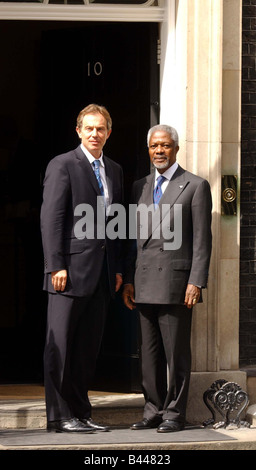 Tony Blair incontra Kofi Annan Segretario Generale delle Nazioni Unite sui passi del n. 10 di Downing Street Giugno 2003 Foto Stock