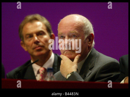 La manodopera s Segretaria di salute John Reid e PM Tony Blair in occasione del congresso del partito laburista la Bournemouth Ottobre 2003 Foto Stock