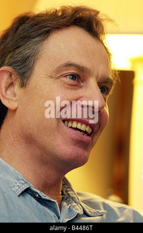 Tony Blair a casa sua a Trimdom Colliery Co Durham Febbraio 2002 Foto Stock