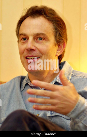 TONY BLAIR Febbraio 2002 parlando a PAUL SINCLAIR NELLA SUA CASA DI TRIMDOM COLLIERY CO DURHAM Foto Stock