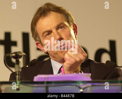 Tony Blair Primo Ministro il 22 febbraio 2002 rendendo il parlato a Scottish Labour Party Conference in Perth Foto Stock