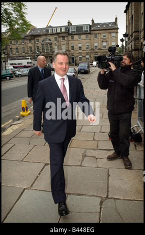 Primo Ministro Jack McConnell MSP può 2003 decide sul suo nuovo cabinet dal Bute House Edimburgo Foto Stock