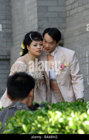 Fotografo a scattare foto di una coppia di sposi, Pechino, Cina Foto Stock
