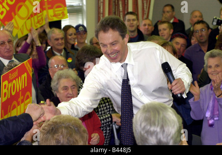 PM Tony Blair visite Sommerhill Centro Comunitario di giugno 2001 a Dumfries Scozia Scotland Foto Stock