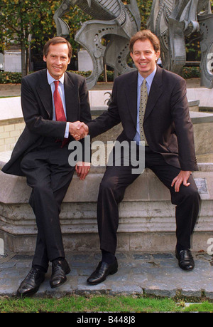 Tony Blair si stringe la mano con la nuova MP Tony Howarth seduta a una fontana con la scultura in background 1995 Foto Stock