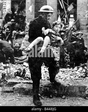 Clydebank Blitz Marzo 1941 Guerra Mondiale due bambina salvato dalla devastazione in strada per i vigili del fuoco Air Raid esercito danni di bomba Foto Stock