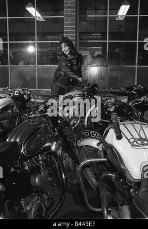 Gennaio 1961 le moto e i piloti si riuniranno presso la famosa Ace Cafe a Stonebridge Park sulla North Circular Road a Londra Foto Stock