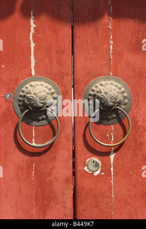 Due battenti della porta sulla porta di legno Foto Stock