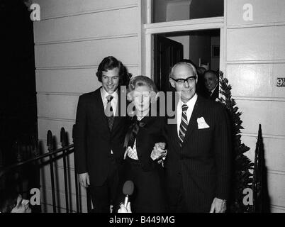 Margaret Thatcher Febbraio 1975 conquistando la leadership conservatrice elezione marito Denis Thatcher e il figlio Marco Thatcher 21 Foto Stock