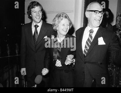 Margaret Thatcher Febbraio 1975 conquistando la leadership conservatrice elezione marito Denis Thatcher e il figlio Marco Thatcher 21 Foto Stock