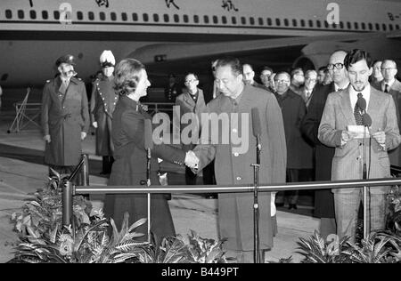 Hua Kuo Feng Presidente di popolazioni cinesi Repubblica saluto Margaret Thatcher primo ministro britannico a Londra 1979 Foto Stock