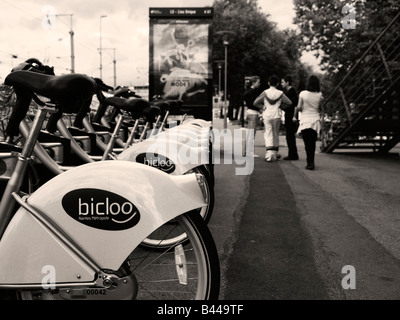 Una fila di Bicloo biciclette a noleggio al di fuori dell'edificio LU in Nantes FRANCIA Foto Stock