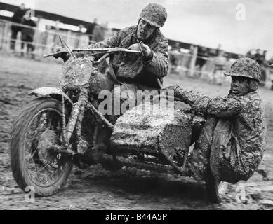 Ciclo motore Sidecar Scrambling Racing Dicembre 1965 intonacato nel fango due concorrenti gara attorno al via in un lato evento auto Foto Stock