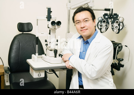 Maschio asiatici all'ottico optometrista in office Foto Stock