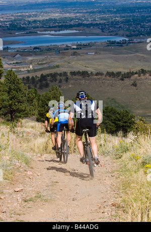 Gli amanti della mountain bike ride il robusto sentieri di bianco Ranch Park vicino a Golden Colorado su un caloroso inizio pomeriggio autunnale Foto Stock