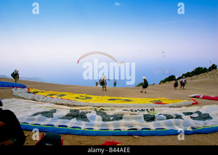 I parapendii Olu Deniz in Turchia Foto Stock