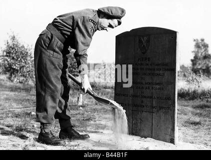 War Memorial eretto erano il tedesco alto il comando si arrese a maresciallo di campo Montgomery Foto Stock