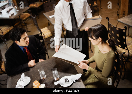 Coppia asiatica menu di lettura al ristorante Foto Stock