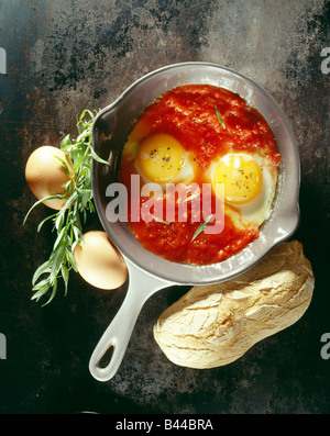 Uova fritte con passata di pomodori Foto Stock