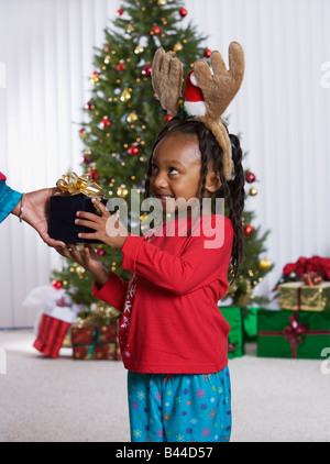 Ragazza africana di accettare regali di Natale Foto Stock