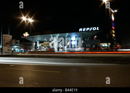 Repsol station service nella notte con semaforo. Foto Stock