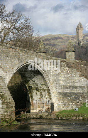 Città di Stirling, in Scozia. Inizio XVI Stirling ponte sopra il fiume Forth con il Monumento Wallace nel lontano sullo sfondo. Foto Stock