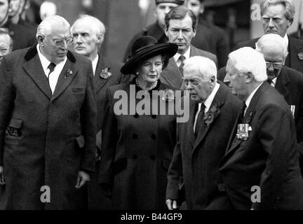 Margaret Thatcher con ex Primi Ministri Edward Heath, Harold Wilson, James Callaghan sul giorno del ricordo presso il Cenotafio 1991 Foto Stock