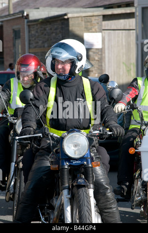 Un gruppo di uomini di mezza età a cavallo su motocicli, REGNO UNITO