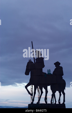 Don Chisciotte e Sancho Panza viaggi in Spagna Castila de la Mancha strada scultura silhouette nera cavallo asino Cervantes Foto Stock