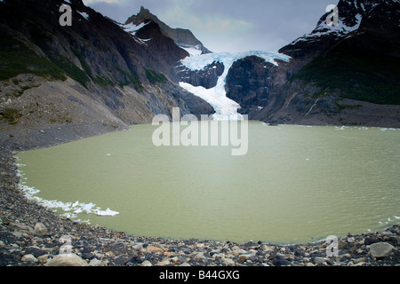 Il Cile, Patagonia meridionale, Parco Nazionale Torres del Paine. Il perros glaciar correndo giù in un lago passata sul circuito Foto Stock