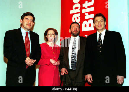 Tony Blair MP leader del partito laburista con Gordon Brown MP Margaret Beckett MP e David Plunkett MP in occasione di una conferenza stampa Foto Stock