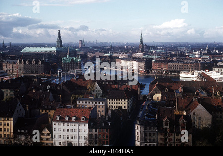 Vista generale di Copenaghen e porto dalla parte superiore dei nostri liberatori chiesa in Danimarca Foto Stock