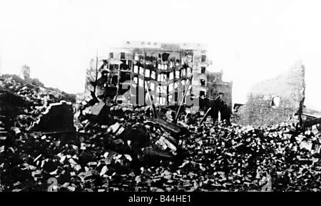 Il guscio di un edificio bombardato in Amburgo Germania durante il WW2 1943 Foto Stock