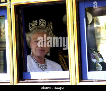 Queen Elizabeth II lascia dopo aver aperto il Parlamento Giugno 2001 Foto Stock
