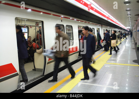 Passeggeri alla stazione della metropolitana di Pechino, Cina Foto Stock