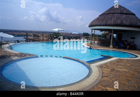 Swiming pool nel lusso Mweya Lodge Queen Elizabeth National Park, Uganda Africa. Foto Stock