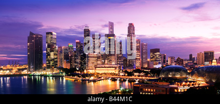 Asia Singapore Singapore Skyline distretto finanziario al crepuscolo Foto Stock