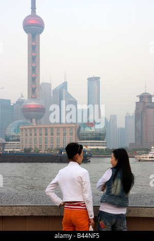 Due giovani donne guardando il Cityscape di Pudong di Shanghai, Cina Foto Stock